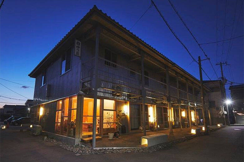 ”京都いちファンキーな不動産屋”、昭和の長屋集落で「むらづくり」。13軒の空き家再生がユニークすぎる　「A HAMLET」亀岡