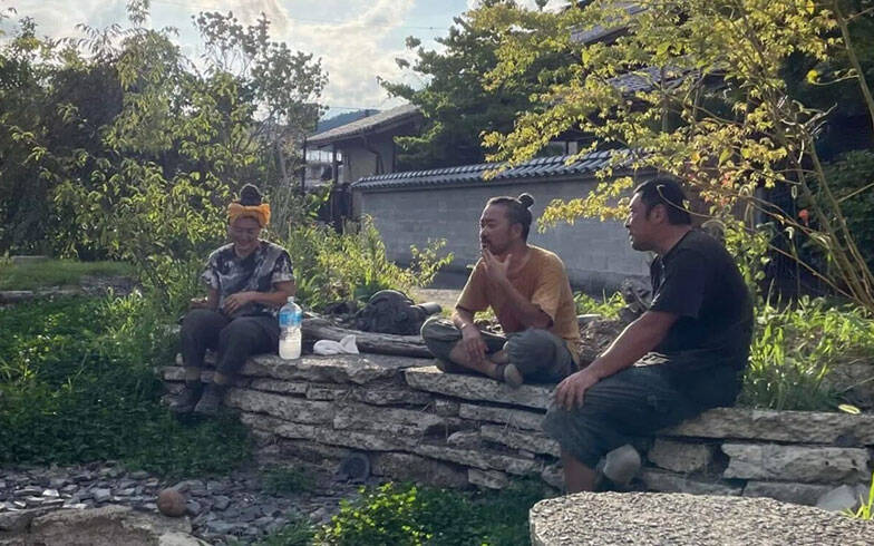 ”京都いちファンキーな不動産屋”、昭和の長屋集落で「むらづくり」。13軒の空き家再生がユニークすぎる　「A HAMLET」亀岡