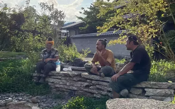 「”京都いちファンキーな不動産屋”、昭和の長屋集落で「むらづくり」。13軒の空き家再生がユニークすぎる　「A HAMLET」亀岡」の画像