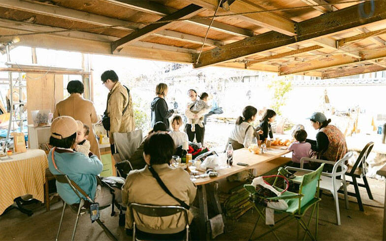 ”京都いちファンキーな不動産屋”、昭和の長屋集落で「むらづくり」。13軒の空き家再生がユニークすぎる　「A HAMLET」亀岡