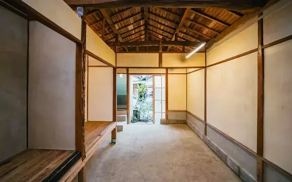 「”京都いちファンキーな不動産屋”、昭和の長屋集落で「むらづくり」。13軒の空き家再生がユニークすぎる　「A HAMLET」亀岡」の画像