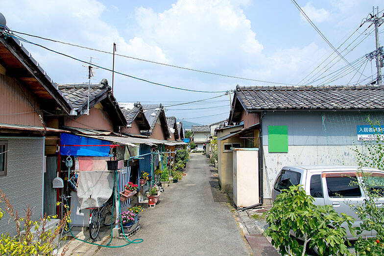 ”京都いちファンキーな不動産屋”、昭和の長屋集落で「むらづくり」。13軒の空き家再生がユニークすぎる　「A HAMLET」亀岡