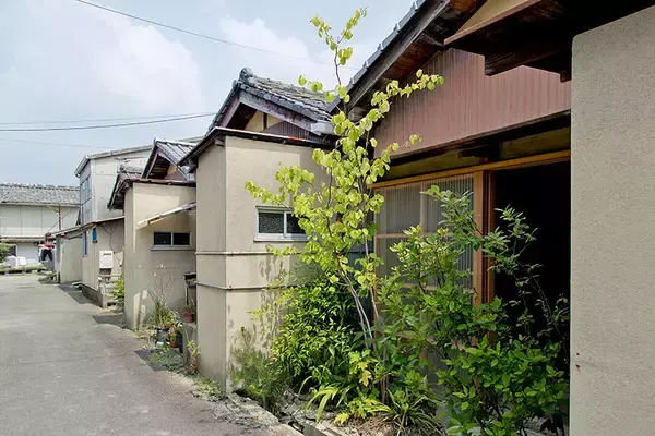 「”京都いちファンキーな不動産屋”、昭和の長屋集落で「むらづくり」。13軒の空き家再生がユニークすぎる　「A HAMLET」亀岡」の画像