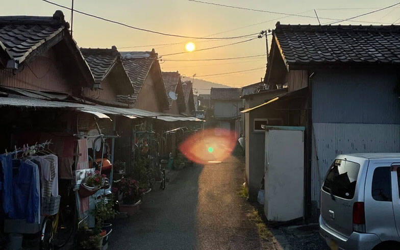 ”京都いちファンキーな不動産屋”、昭和の長屋集落で「むらづくり」。13軒の空き家再生がユニークすぎる　「A HAMLET」亀岡