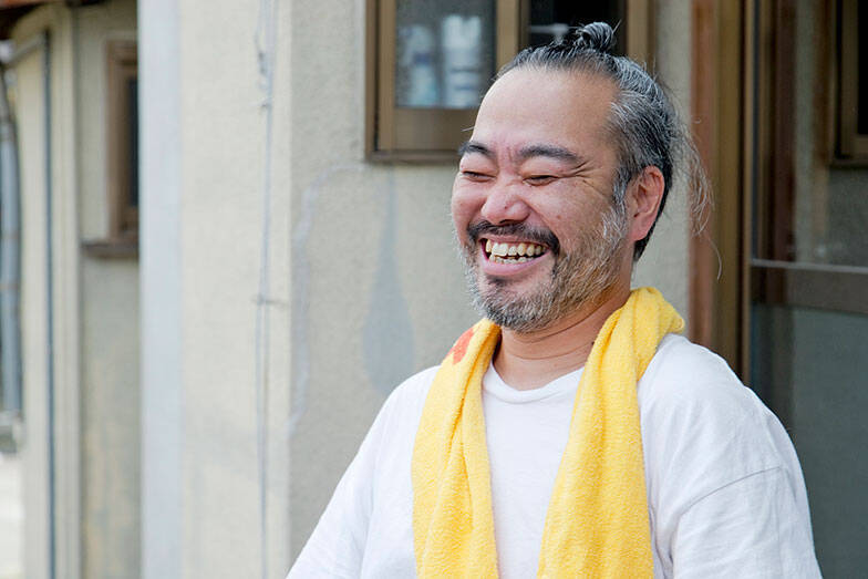 ”京都いちファンキーな不動産屋”、昭和の長屋集落で「むらづくり」。13軒の空き家再生がユニークすぎる　「A HAMLET」亀岡