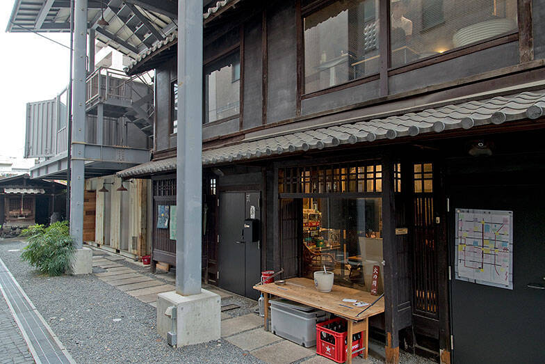 ”京都いちファンキーな不動産屋”、昭和の長屋集落で「むらづくり」。13軒の空き家再生がユニークすぎる　「A HAMLET」亀岡