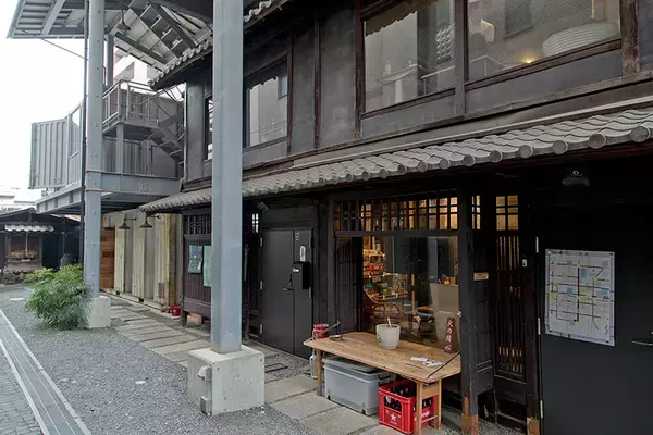 「”京都いちファンキーな不動産屋”、昭和の長屋集落で「むらづくり」。13軒の空き家再生がユニークすぎる　「A HAMLET」亀岡」の画像