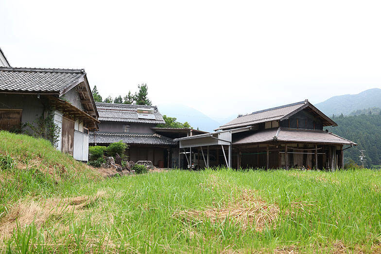 【古民家移住で残業ゼロ】「お金を消費しないと1日が埋まらない東京」を卒業。マンションを売って41歳で地方へ、猫と暮らす51歳の今