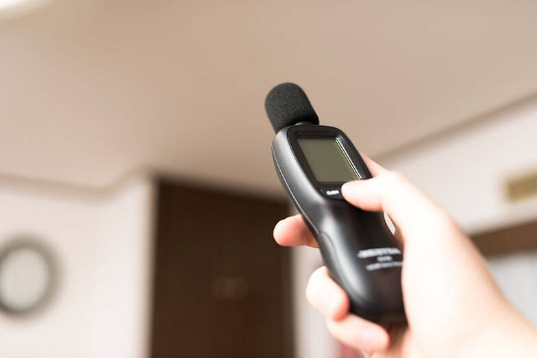 【騒音トラブル解決人に聞く】隣人が原因とは限らない！ 騒音発生源は50m先の地下だった?! スマホ録音は不十分？「科学的エビデンス」収集術