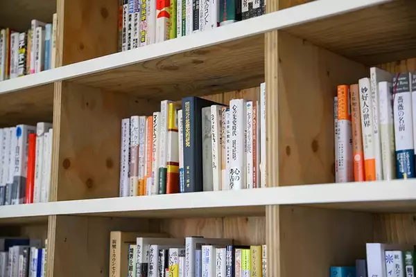 「お寺の副住職、蔵書3万冊の「現代版・寺子屋」を開いたら、人口減少する町に人が集まってきた！ 「ふるえる書庫」の挑戦　大阪・池田市」の画像