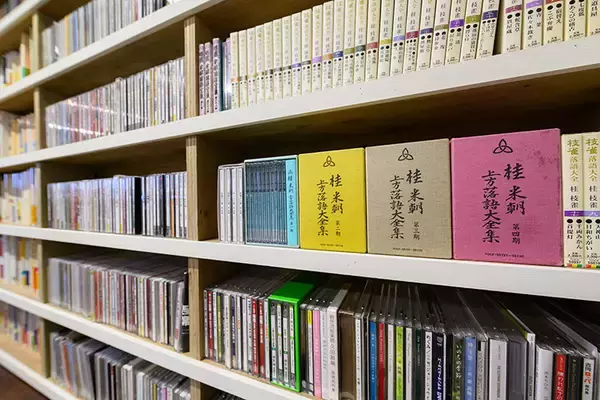 「お寺の副住職、蔵書3万冊の「現代版・寺子屋」を開いたら、人口減少する町に人が集まってきた！ 「ふるえる書庫」の挑戦　大阪・池田市」の画像