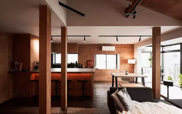 【一人暮らしリノベ男子】築40年の一戸建てをバーカウンターのある「最高の仕事場＆自宅」に大改造！ 和室＋DKをつなげた20畳の広々おしゃれ空間へ