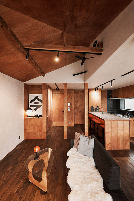 【一人暮らしリノベ男子】築40年の一戸建てをバーカウンターのある「最高の仕事場＆自宅」に大改造！ 和室＋DKをつなげた20畳の広々おしゃれ空間へ