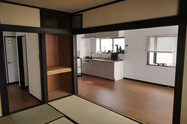 「【一人暮らしリノベ男子】築40年の一戸建てをバーカウンターのある「最高の仕事場＆自宅」に大改造！ 和室＋DKをつなげた20畳の広々おしゃれ空間へ」の画像