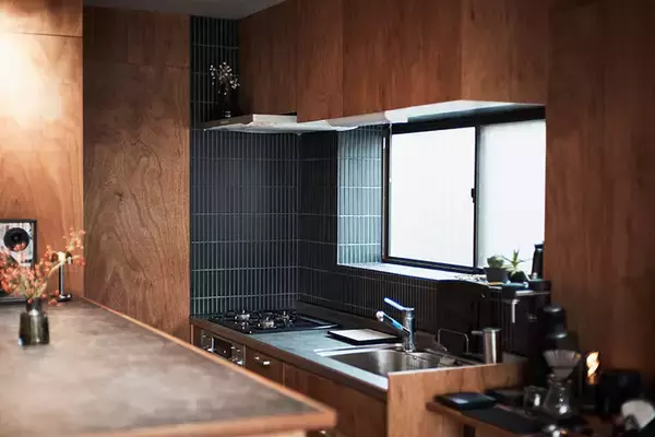 「【一人暮らしリノベ男子】築40年の一戸建てをバーカウンターのある「最高の仕事場＆自宅」に大改造！ 和室＋DKをつなげた20畳の広々おしゃれ空間へ」の画像