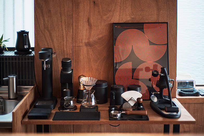 【一人暮らしリノベ男子】築40年の一戸建てをバーカウンターのある「最高の仕事場＆自宅」に大改造！ 和室＋DKをつなげた20畳の広々おしゃれ空間へ