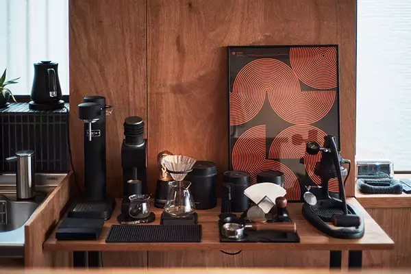 「【一人暮らしリノベ男子】築40年の一戸建てをバーカウンターのある「最高の仕事場＆自宅」に大改造！ 和室＋DKをつなげた20畳の広々おしゃれ空間へ」の画像