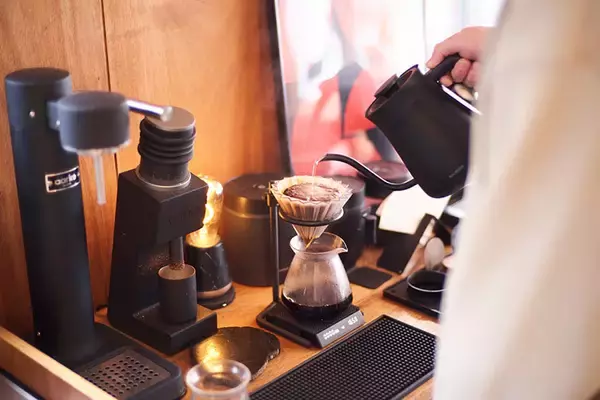 「【一人暮らしリノベ男子】築40年の一戸建てをバーカウンターのある「最高の仕事場＆自宅」に大改造！ 和室＋DKをつなげた20畳の広々おしゃれ空間へ」の画像