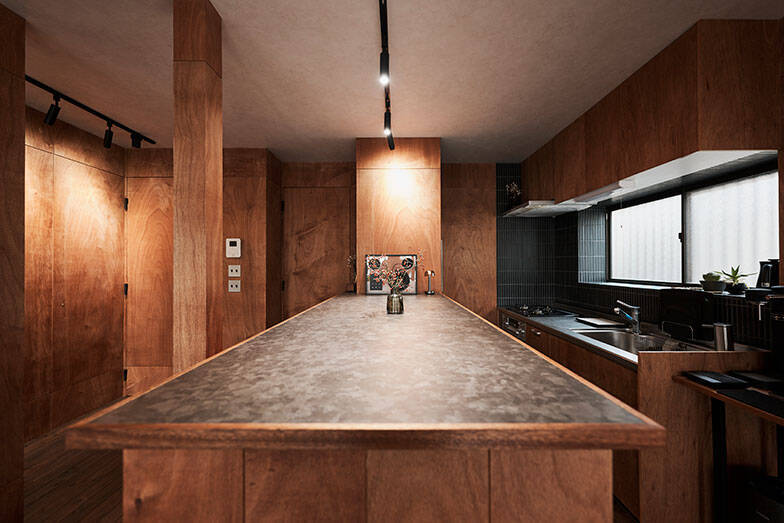 【一人暮らしリノベ男子】築40年の一戸建てをバーカウンターのある「最高の仕事場＆自宅」に大改造！ 和室＋DKをつなげた20畳の広々おしゃれ空間へ