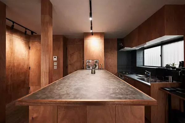 「【一人暮らしリノベ男子】築40年の一戸建てをバーカウンターのある「最高の仕事場＆自宅」に大改造！ 和室＋DKをつなげた20畳の広々おしゃれ空間へ」の画像