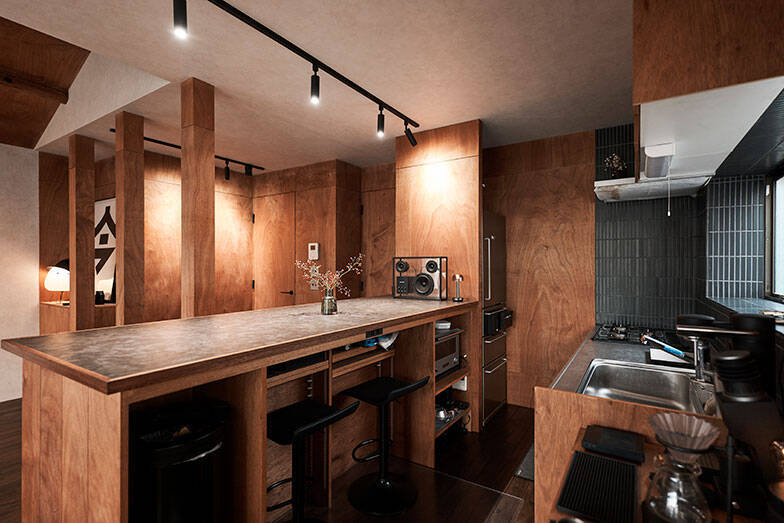 【一人暮らしリノベ男子】築40年の一戸建てをバーカウンターのある「最高の仕事場＆自宅」に大改造！ 和室＋DKをつなげた20畳の広々おしゃれ空間へ