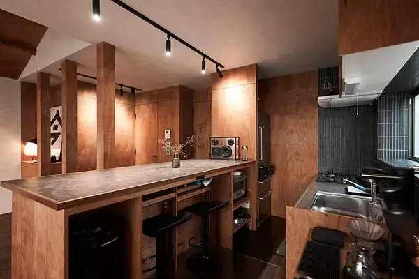 「【一人暮らしリノベ男子】築40年の一戸建てをバーカウンターのある「最高の仕事場＆自宅」に大改造！ 和室＋DKをつなげた20畳の広々おしゃれ空間へ」の画像
