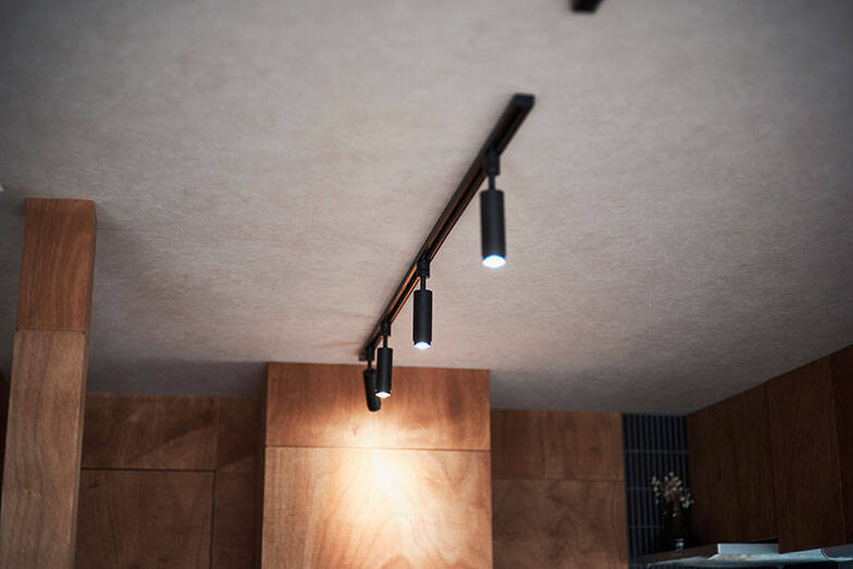 【一人暮らしリノベ男子】築40年の一戸建てをバーカウンターのある「最高の仕事場＆自宅」に大改造！ 和室＋DKをつなげた20畳の広々おしゃれ空間へ