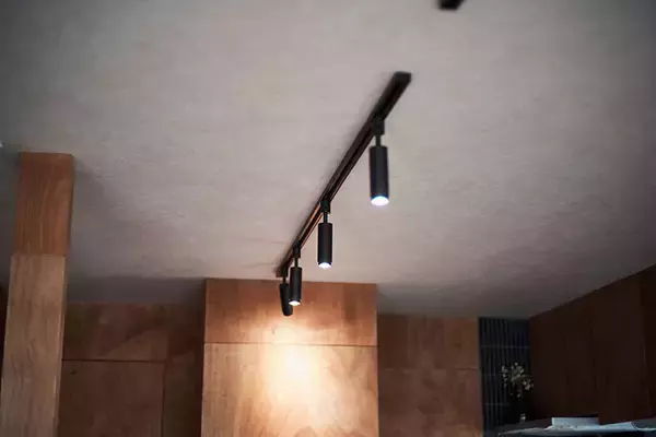 「【一人暮らしリノベ男子】築40年の一戸建てをバーカウンターのある「最高の仕事場＆自宅」に大改造！ 和室＋DKをつなげた20畳の広々おしゃれ空間へ」の画像