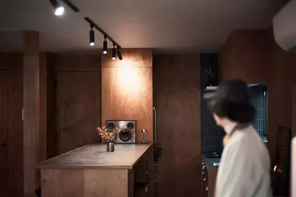 「【一人暮らしリノベ男子】築40年の一戸建てをバーカウンターのある「最高の仕事場＆自宅」に大改造！ 和室＋DKをつなげた20畳の広々おしゃれ空間へ」の画像