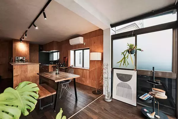 「【一人暮らしリノベ男子】築40年の一戸建てをバーカウンターのある「最高の仕事場＆自宅」に大改造！ 和室＋DKをつなげた20畳の広々おしゃれ空間へ」の画像