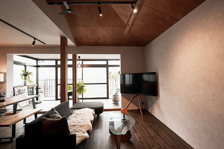 【一人暮らしリノベ男子】築40年の一戸建てをバーカウンターのある「最高の仕事場＆自宅」に大改造！ 和室＋DKをつなげた20畳の広々おしゃれ空間へ