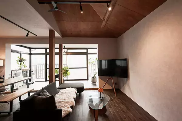 「【一人暮らしリノベ男子】築40年の一戸建てをバーカウンターのある「最高の仕事場＆自宅」に大改造！ 和室＋DKをつなげた20畳の広々おしゃれ空間へ」の画像