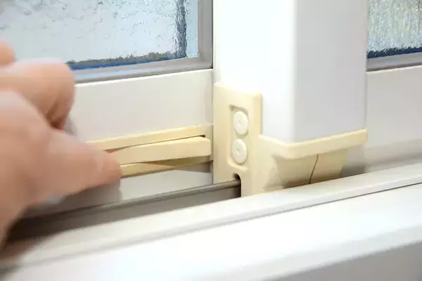 「【1000人超の犯罪者が証言】泥棒が諦める「面倒な家」の条件。防犯目線の物件選びを元大阪府警の警察官・折元洋巳さんに聞いた」の画像