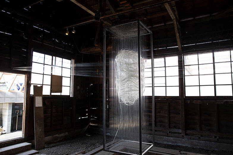 「八王子芸術祭2025」9割廃業の織物の街、使われなくなった工場跡を舞台に10年かけて記憶を次世代につなぐ挑戦