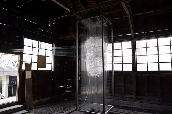 「「八王子芸術祭2025」9割廃業の織物の街、使われなくなった工場跡を舞台に10年かけて記憶を次世代につなぐ挑戦」の画像