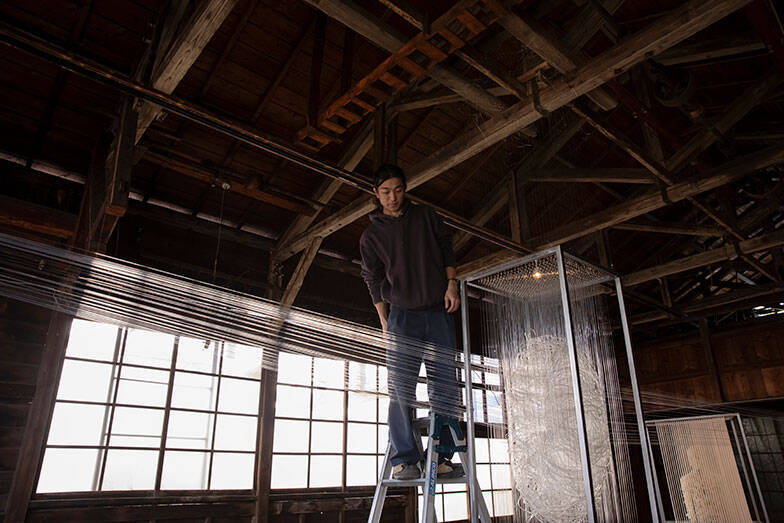 「八王子芸術祭2025」9割廃業の織物の街、使われなくなった工場跡を舞台に10年かけて記憶を次世代につなぐ挑戦