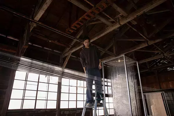 「「八王子芸術祭2025」9割廃業の織物の街、使われなくなった工場跡を舞台に10年かけて記憶を次世代につなぐ挑戦」の画像