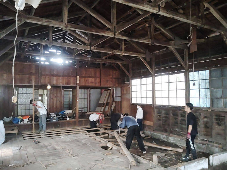 「八王子芸術祭2025」9割廃業の織物の街、使われなくなった工場跡を舞台に10年かけて記憶を次世代につなぐ挑戦