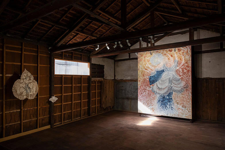 「八王子芸術祭2025」9割廃業の織物の街、使われなくなった工場跡を舞台に10年かけて記憶を次世代につなぐ挑戦