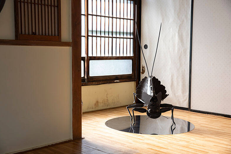 「八王子芸術祭2025」9割廃業の織物の街、使われなくなった工場跡を舞台に10年かけて記憶を次世代につなぐ挑戦