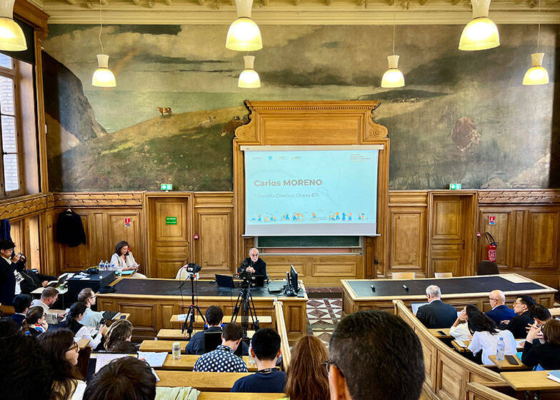 「通勤も買い物も徒歩15分圏内」が世界の常識に？ パリで車が激減した理由とは？ 大阪の街も”大変貌”計画が進行中