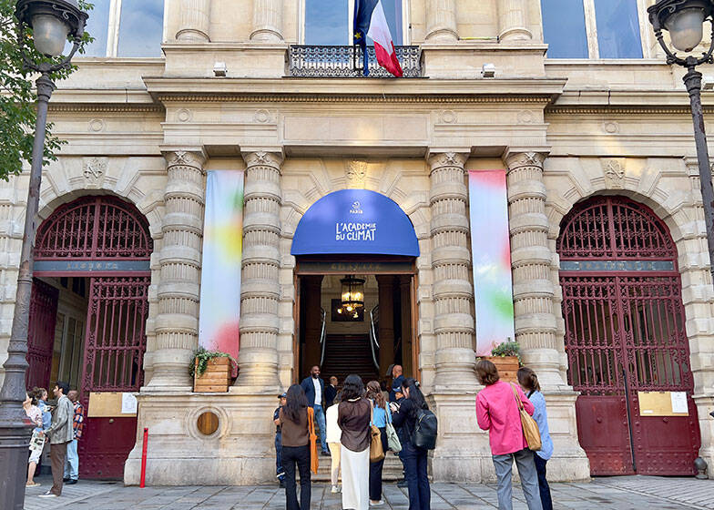 「通勤も買い物も徒歩15分圏内」が世界の常識に？ パリで車が激減した理由とは？ 大阪の街も”大変貌”計画が進行中