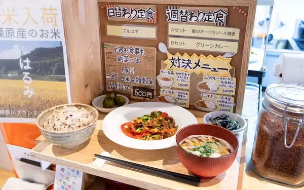 入居者のための食堂、昼・夕食500円、朝食はなんと100円！ 「トーコーキッチン」開店から9年目。入居者希望増、書籍化など、さらにすごいことになってた！