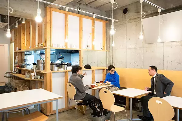 「入居者のための食堂、昼・夕食500円、朝食はなんと100円！ 「トーコーキッチン」開店から9年目。入居者希望増、書籍化など、さらにすごいことになってた！」の画像
