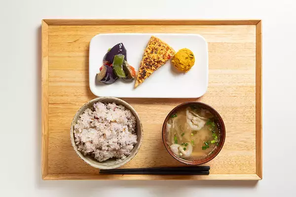 「入居者のための食堂、昼・夕食500円、朝食はなんと100円！ 「トーコーキッチン」開店から9年目。入居者希望増、書籍化など、さらにすごいことになってた！」の画像