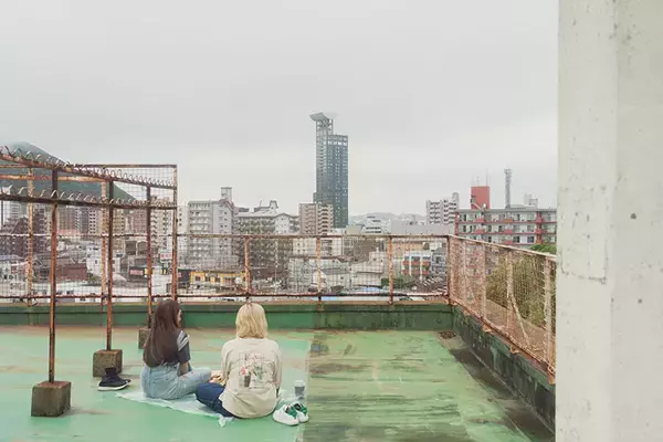 「【築74年・家賃1万円の団地】占い師・探偵・ブックカフェ店主…大家負担でDIYし放題、部屋も住人もクセが強すぎる！ 福岡「門司港1950団地」渋沢プロジェクト」の画像