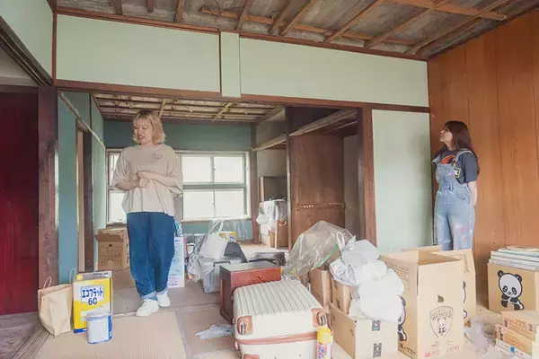 「【築74年・家賃1万円の団地】占い師・探偵・ブックカフェ店主…大家負担でDIYし放題、部屋も住人もクセが強すぎる！ 福岡「門司港1950団地」渋沢プロジェクト」の画像