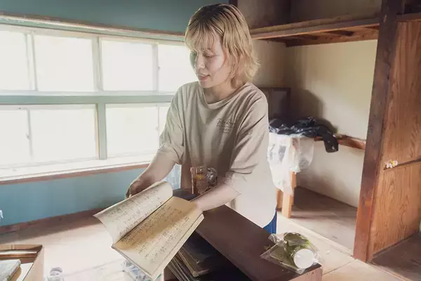 「【築74年・家賃1万円の団地】占い師・探偵・ブックカフェ店主…大家負担でDIYし放題、部屋も住人もクセが強すぎる！ 福岡「門司港1950団地」渋沢プロジェクト」の画像