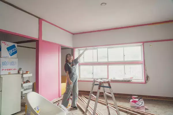 「【築74年・家賃1万円の団地】占い師・探偵・ブックカフェ店主…大家負担でDIYし放題、部屋も住人もクセが強すぎる！ 福岡「門司港1950団地」渋沢プロジェクト」の画像