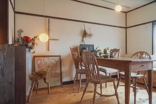 「【築74年・家賃1万円の団地】占い師・探偵・ブックカフェ店主…大家負担でDIYし放題、部屋も住人もクセが強すぎる！ 福岡「門司港1950団地」渋沢プロジェクト」の画像